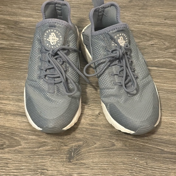 Nike Huarache Light Gray Running Shoes - Picture 1 of 3